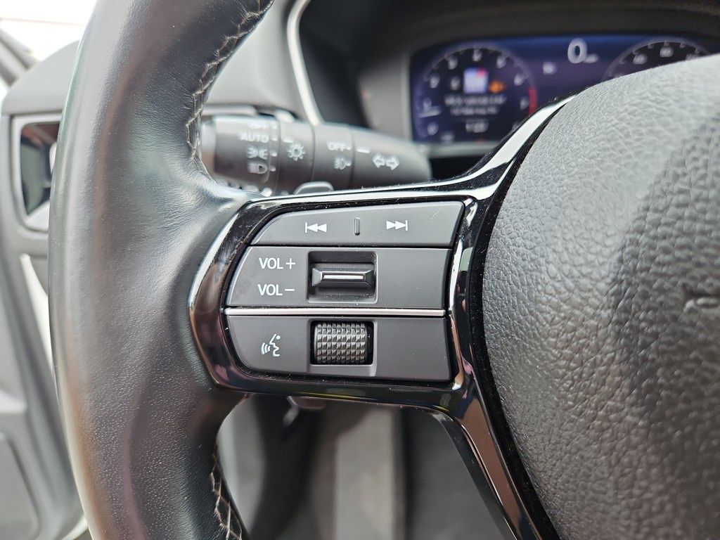 Vehicle image 17 of 33