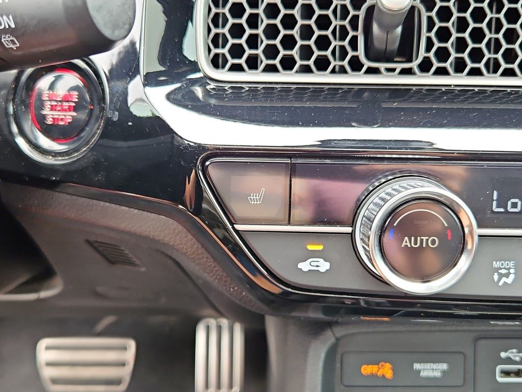 Vehicle image 21 of 33