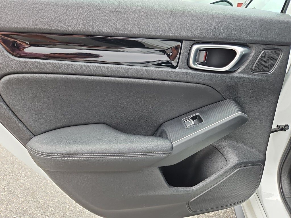 Vehicle image 28 of 33