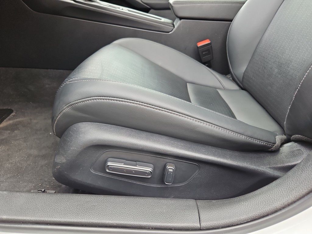 Vehicle image 15 of 33