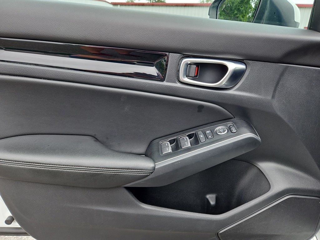 Vehicle image 9 of 33