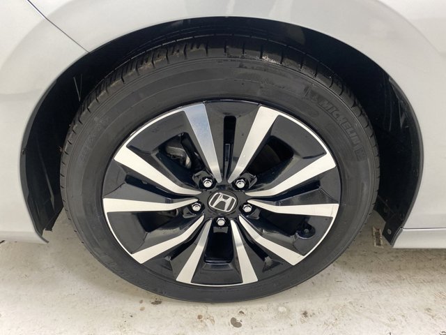 Vehicle image 23 of 24