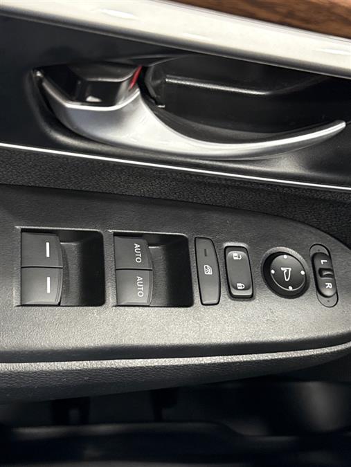 Vehicle image 43 of 52