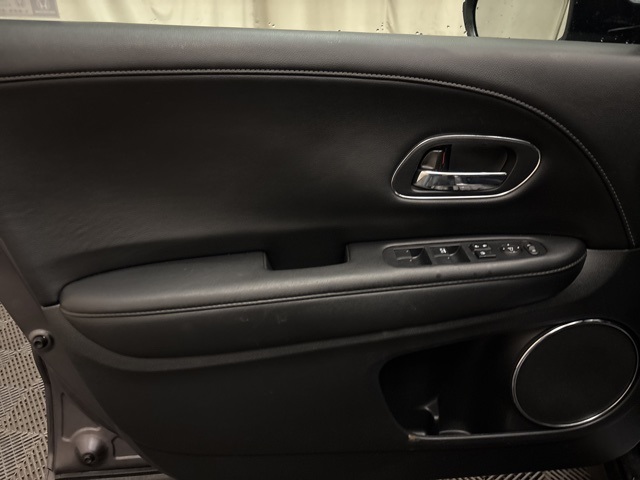 Vehicle image 10 of 24