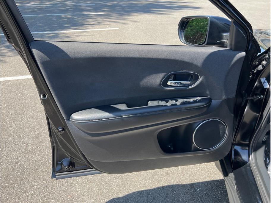 Vehicle image 10 of 31