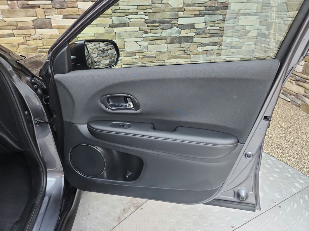 Vehicle image 22 of 25