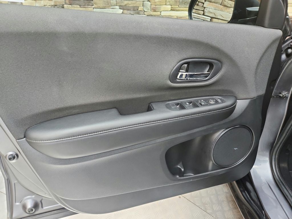 Vehicle image 17 of 25