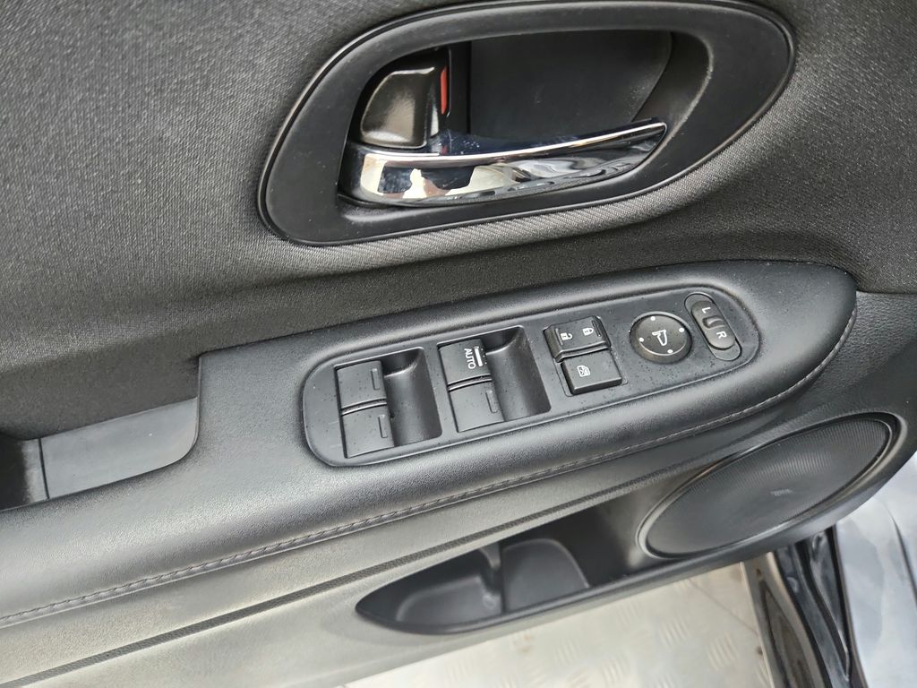 Vehicle image 16 of 25