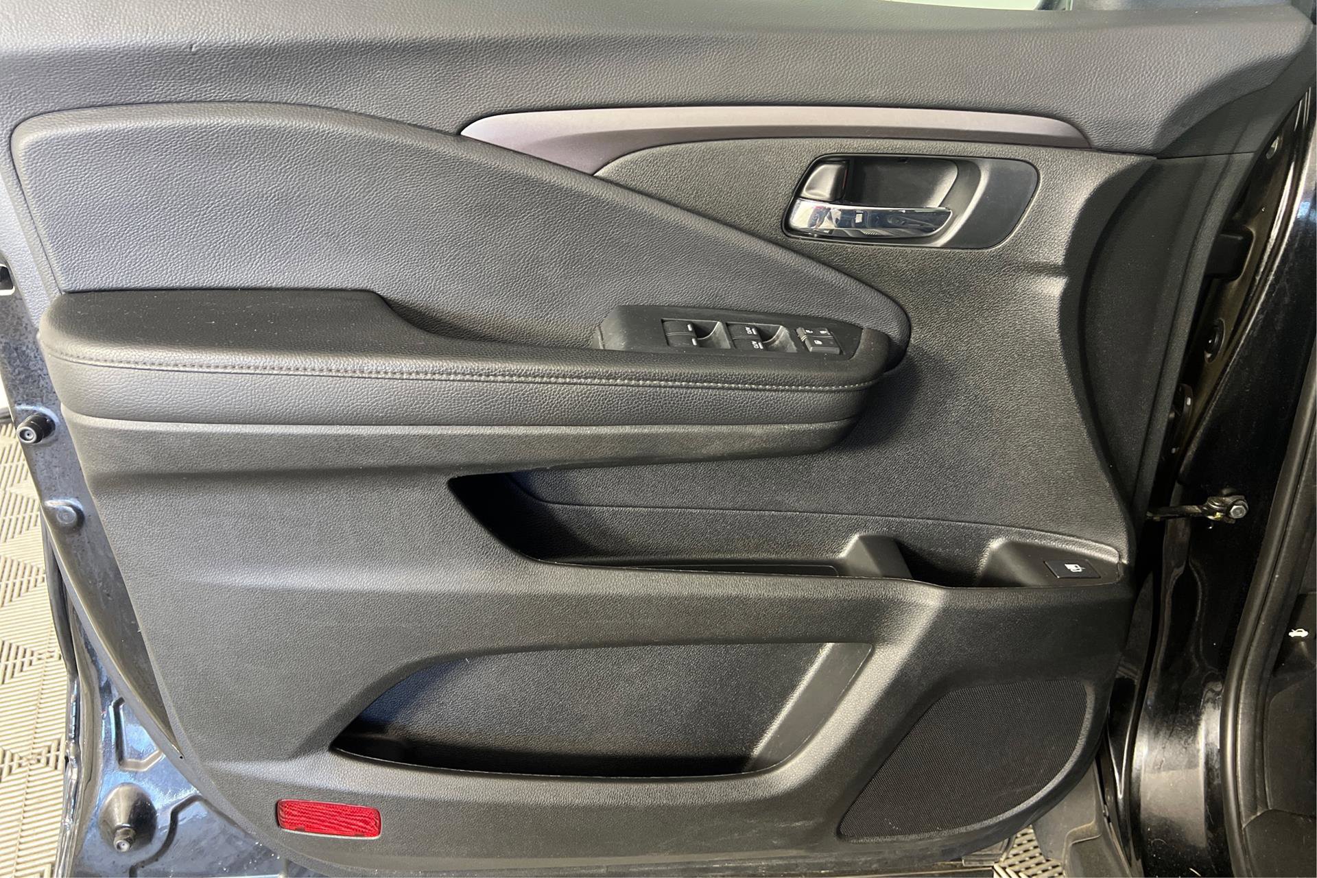 Vehicle image 17 of 26
