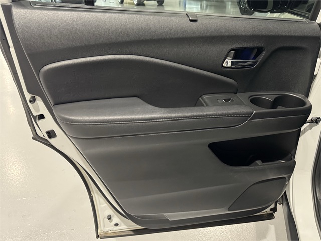 Vehicle image 33 of 47