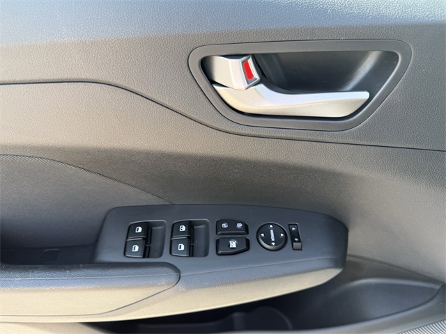 Vehicle image 20 of 22