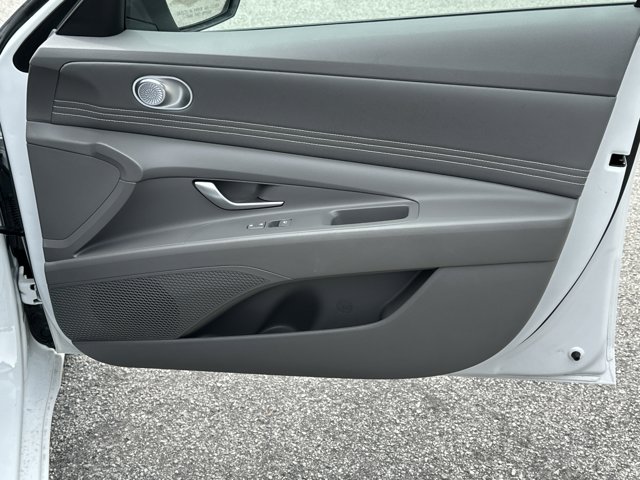 Vehicle image 14 of 31