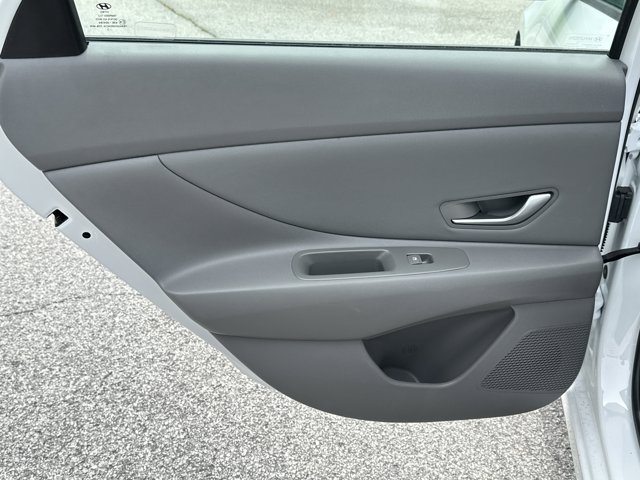 Vehicle image 21 of 31