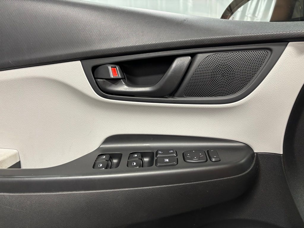 Vehicle image 21 of 31