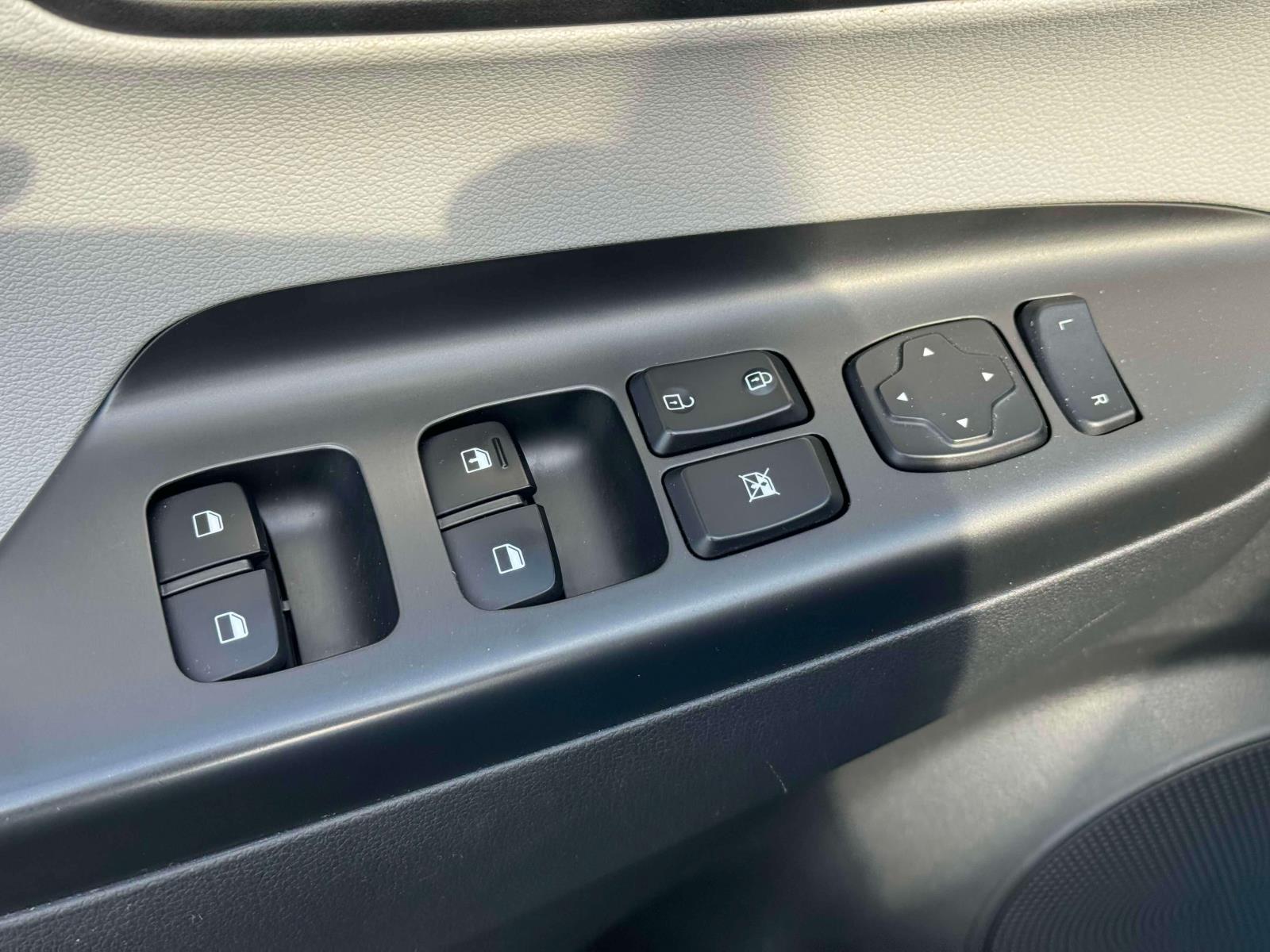 Vehicle image 33 of 37