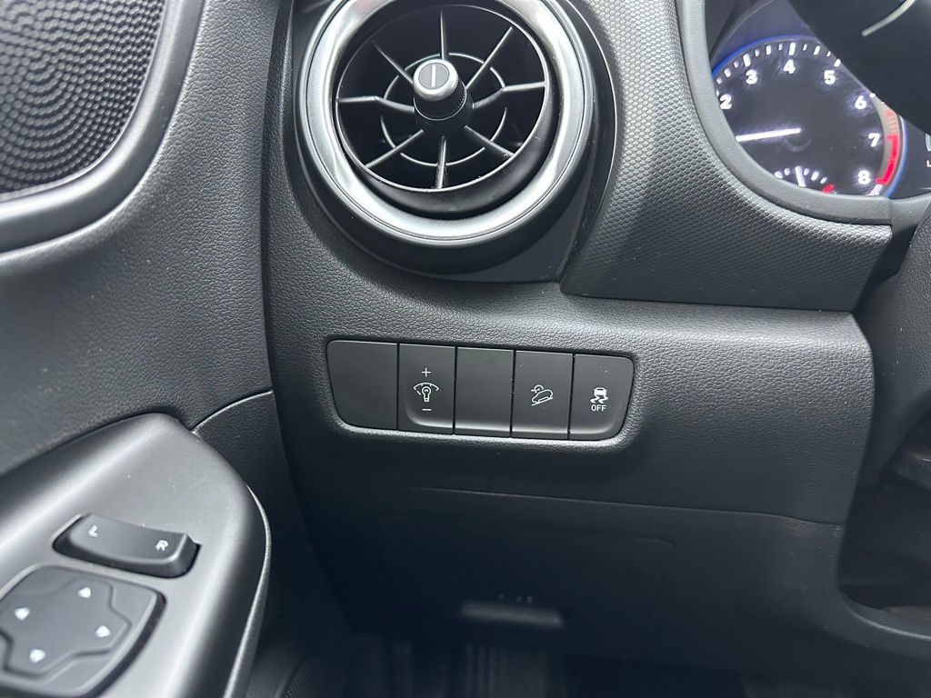 Vehicle image 27 of 30