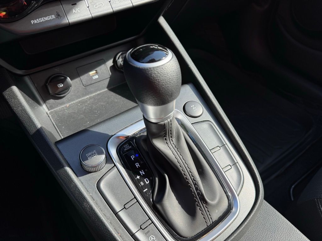 Vehicle image 21 of 31