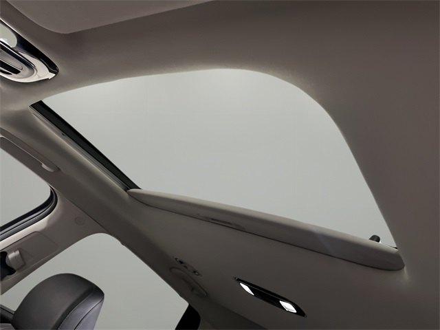 Vehicle image 26 of 28