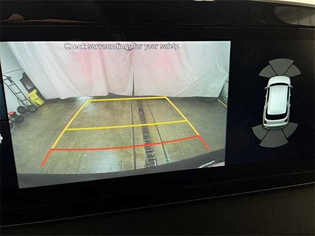 Vehicle image 21 of 28