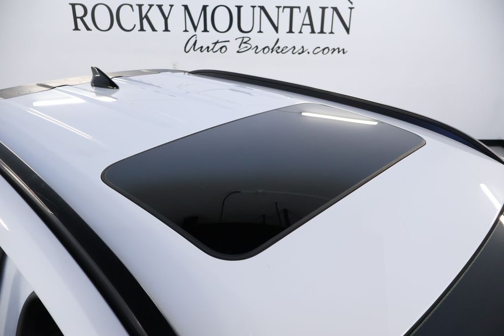 Vehicle image 30 of 40