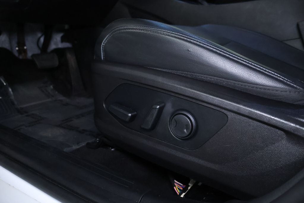 Vehicle image 33 of 40