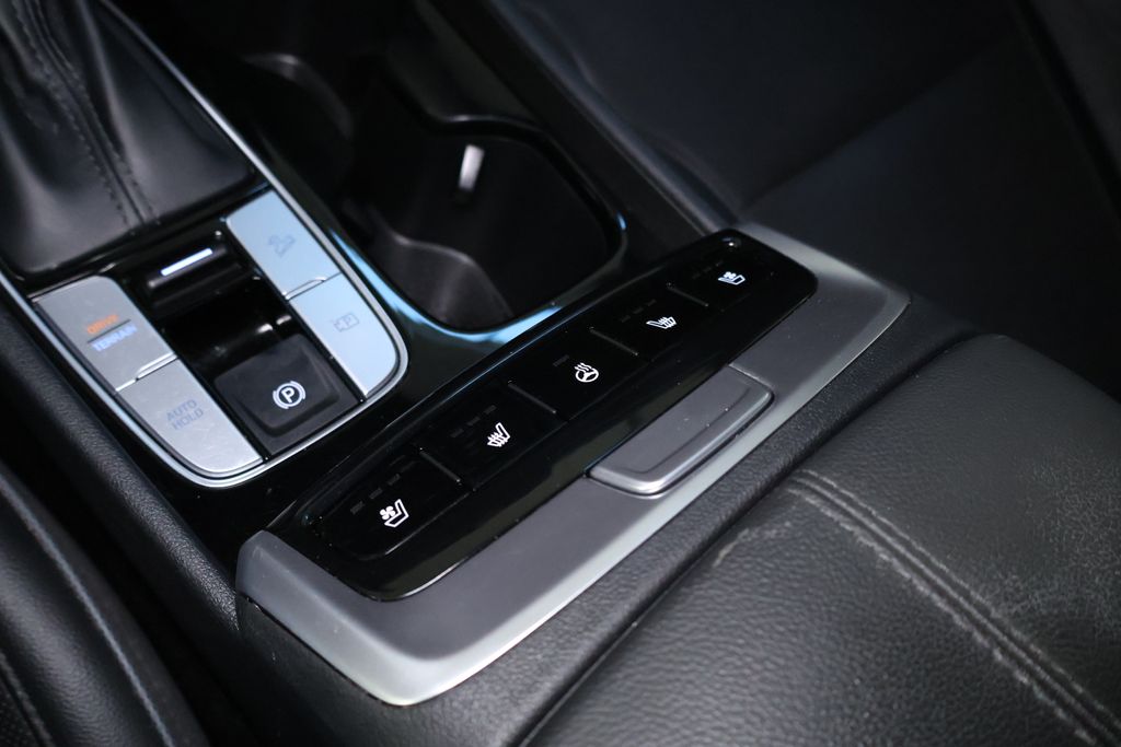 Vehicle image 22 of 40