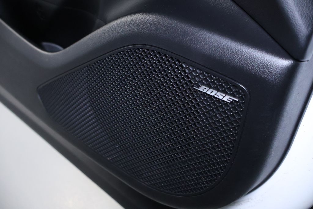 Vehicle image 27 of 40