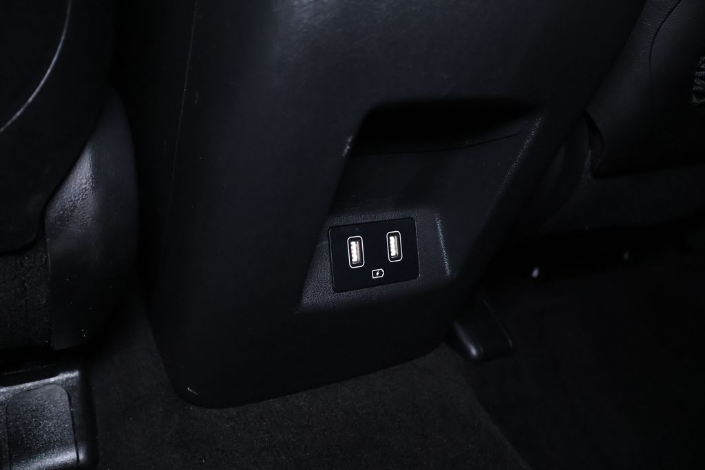 Vehicle image 25 of 40