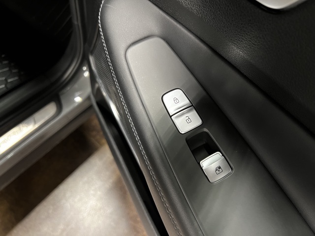 Vehicle image 27 of 49