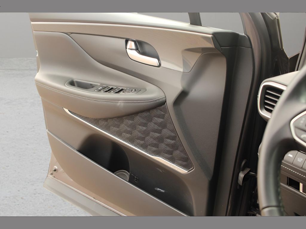 Vehicle image 17 of 21