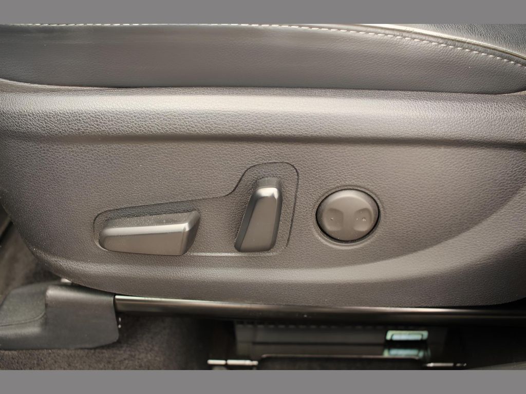 Vehicle image 19 of 21