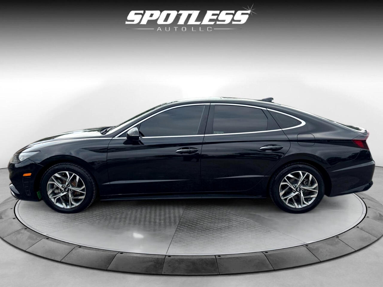 Vehicle image 10 of 28