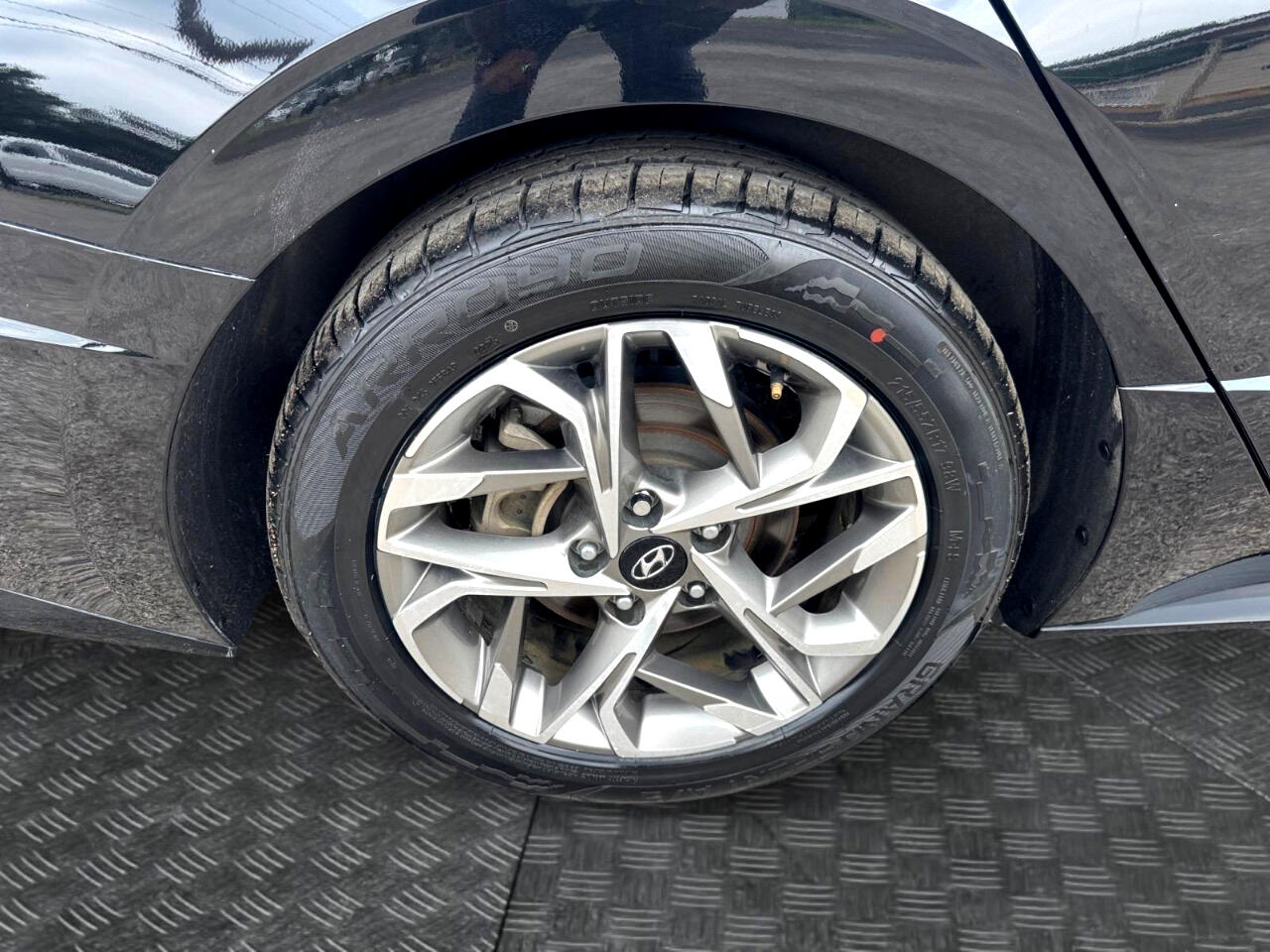 Vehicle image 14 of 28