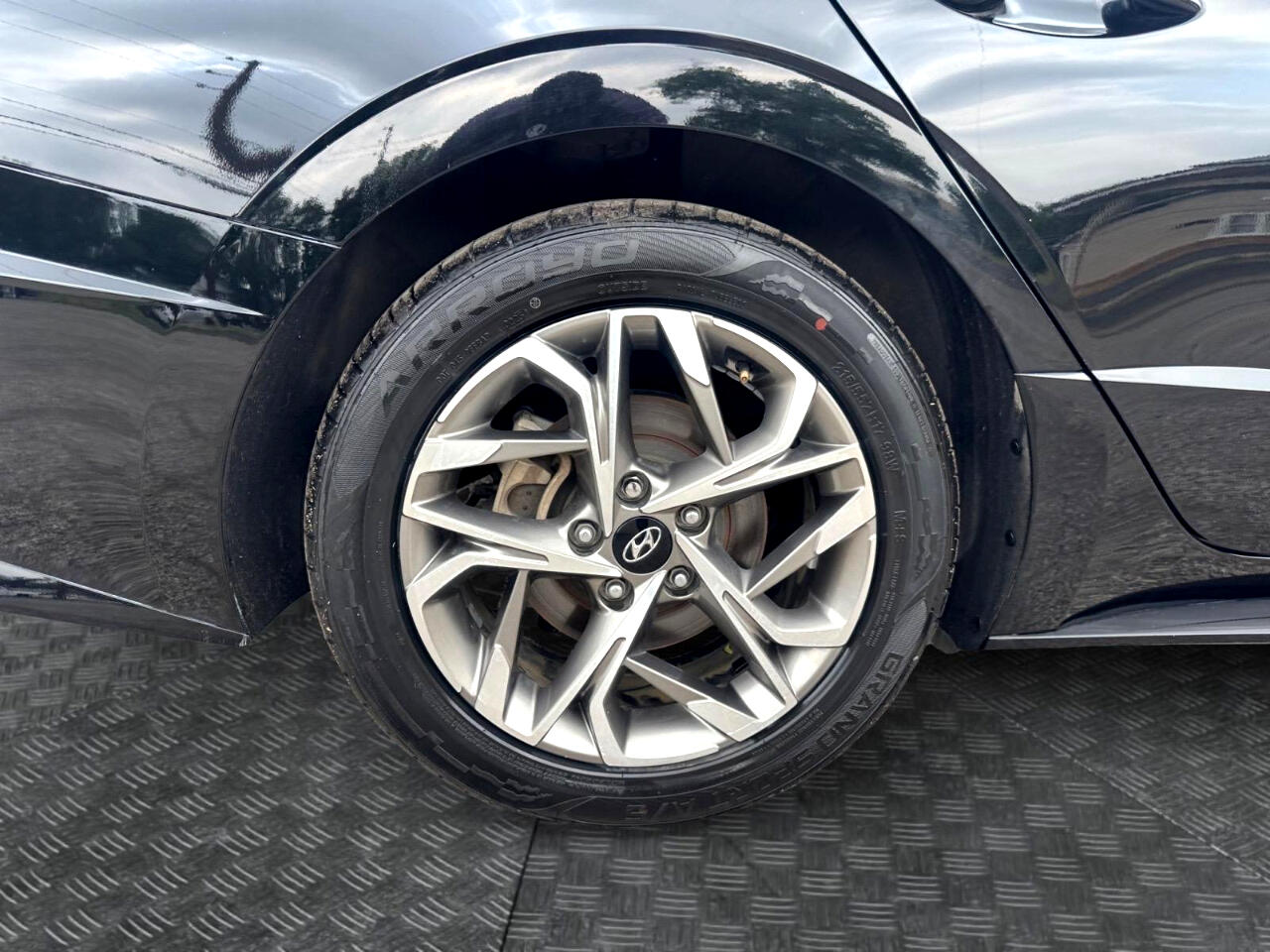 Vehicle image 15 of 28