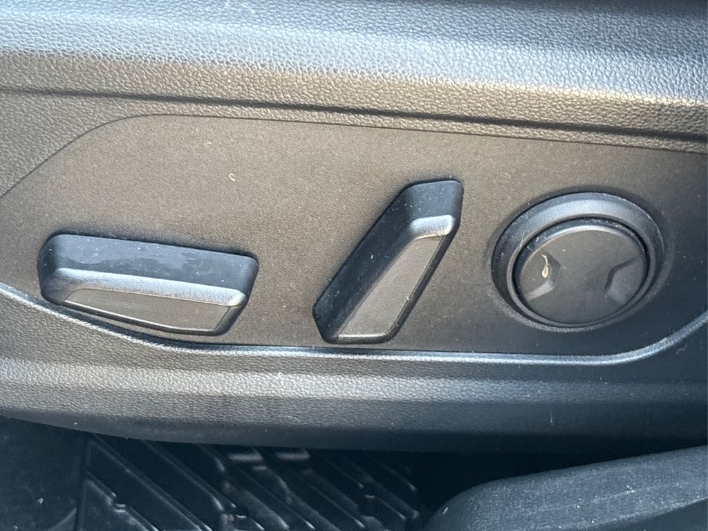 Vehicle image 27 of 44