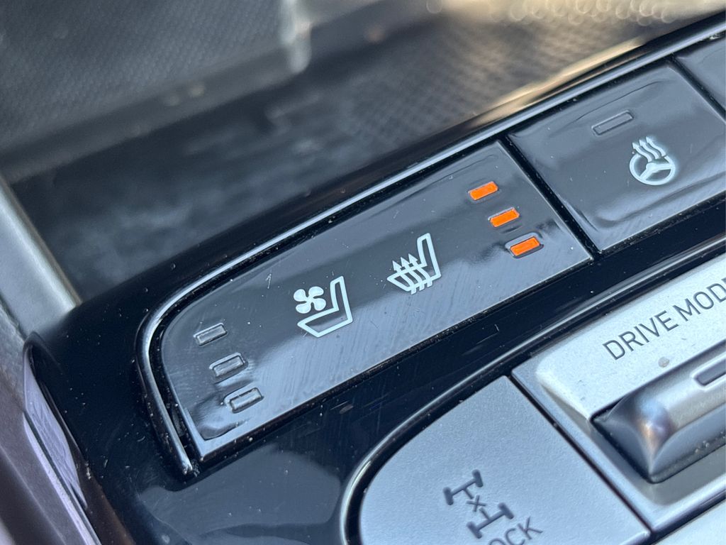Vehicle image 25 of 44