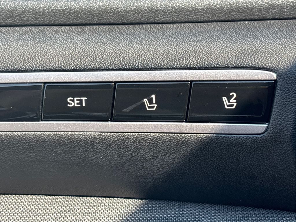 Vehicle image 28 of 44