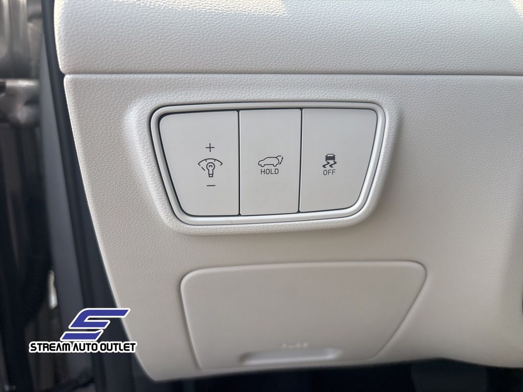 Vehicle image 25 of 36