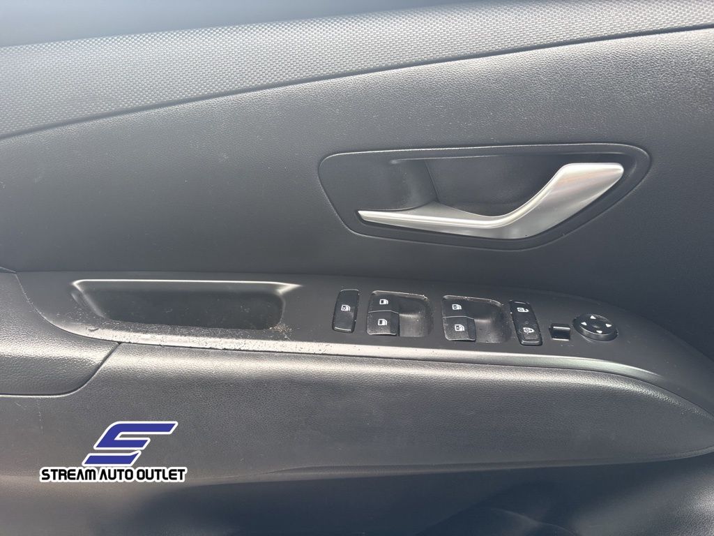 Vehicle image 23 of 35
