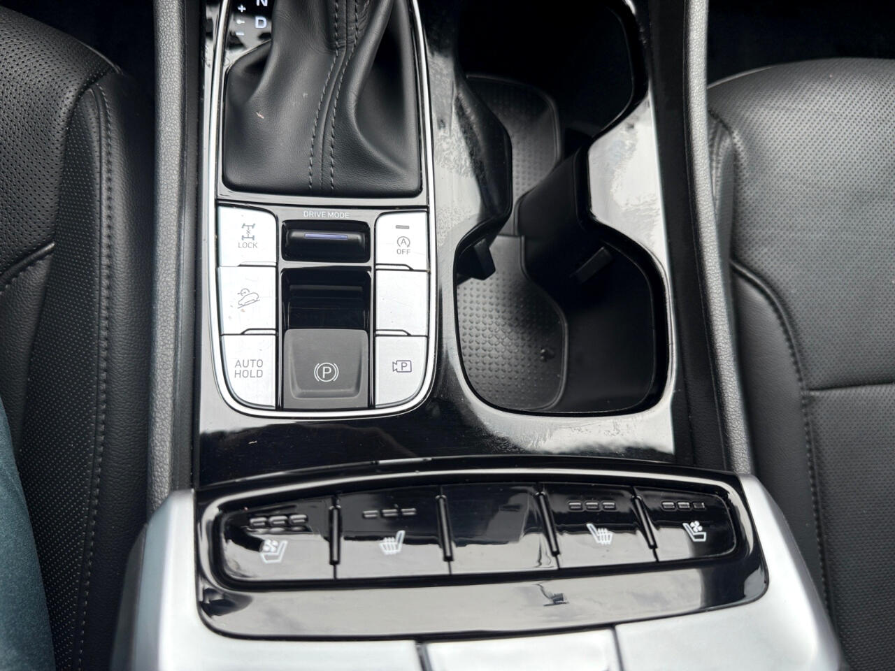 Vehicle image 25 of 40