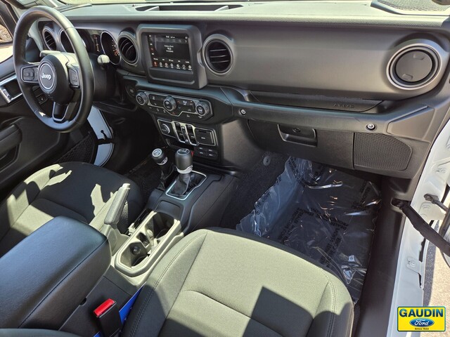 Vehicle image 16 of 25