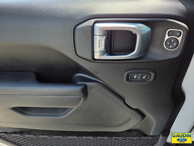 Vehicle image 23 of 25