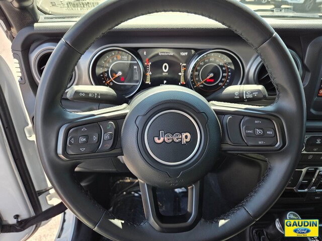 Vehicle image 17 of 25