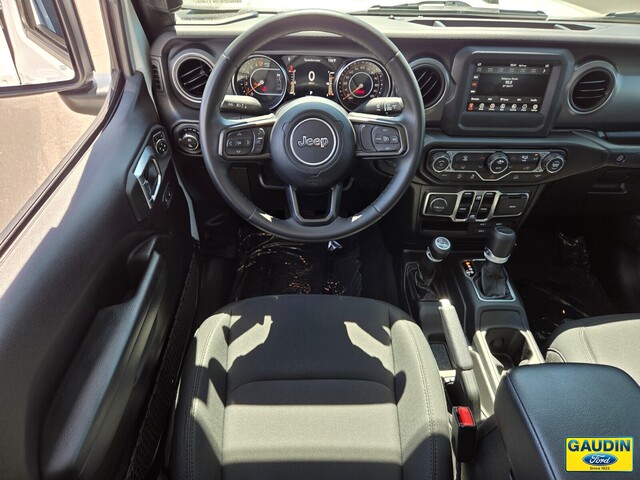 Vehicle image 15 of 25