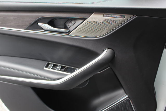 Vehicle image 21 of 32
