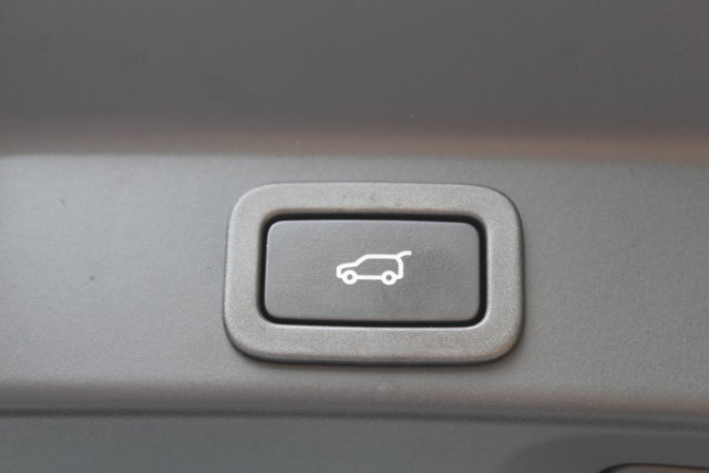 Vehicle image 26 of 32