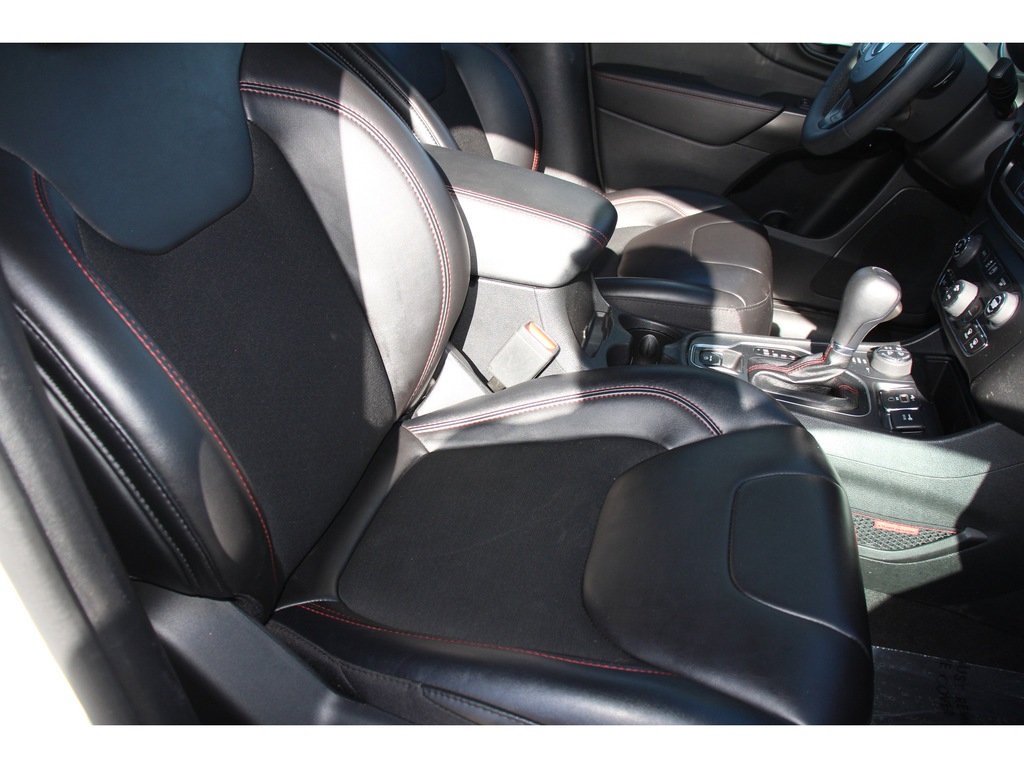 Vehicle image 27 of 33