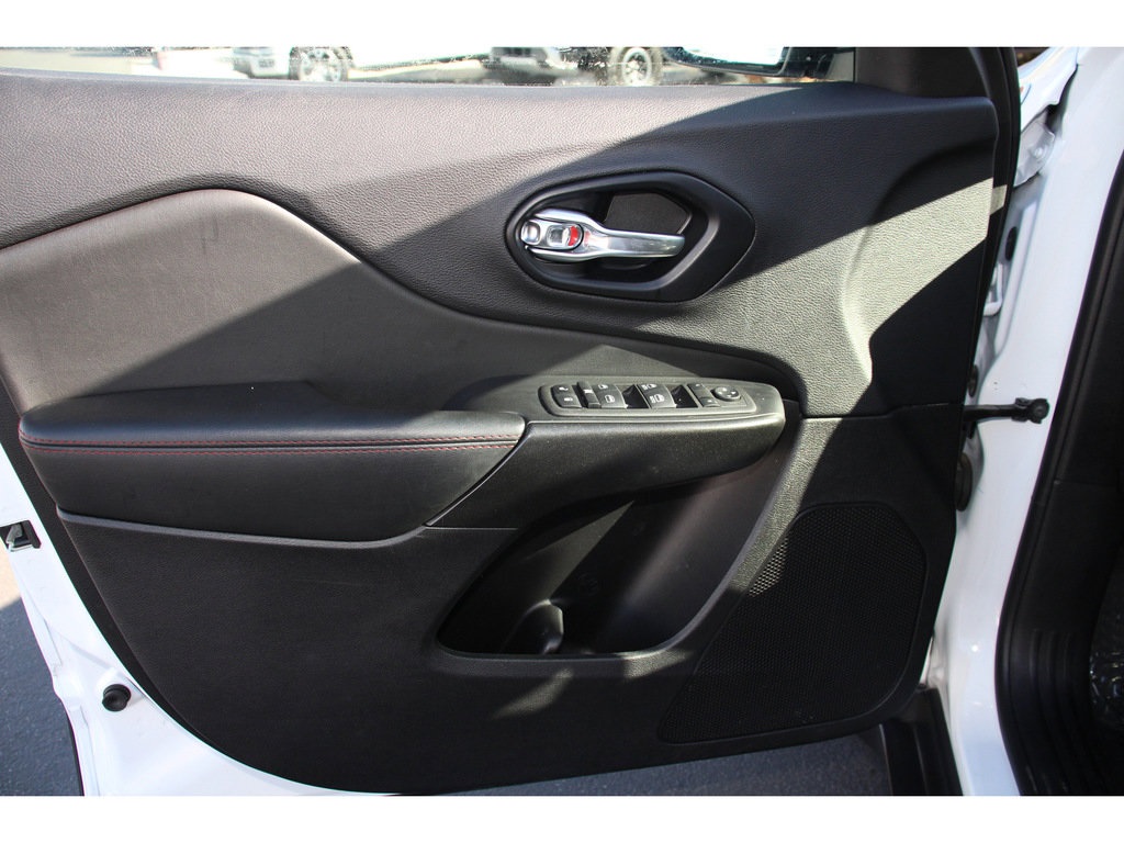 Vehicle image 22 of 33