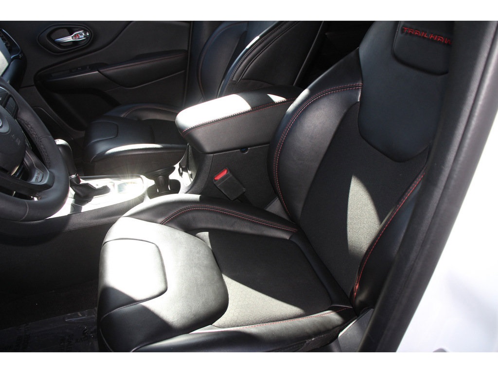 Vehicle image 23 of 33
