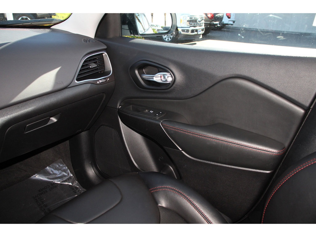 Vehicle image 15 of 33